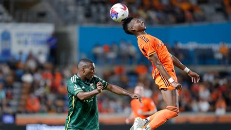 Dynamo score 3 goals early, rout Timbers 5-0 to end skid